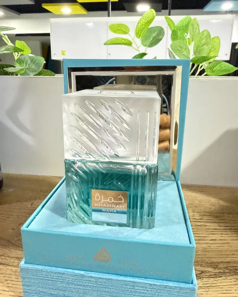 Lattafa Khamrah Waha, frasco verde agua