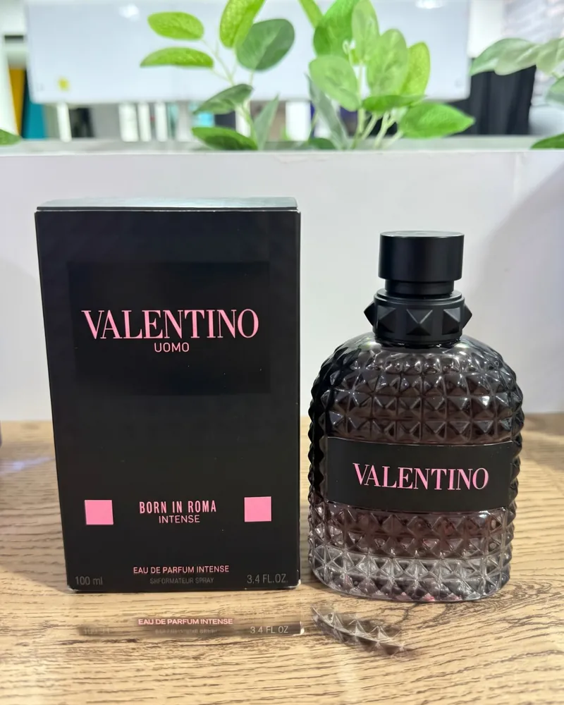 Valentino Uomo Born in Roma Intense con su caja